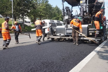 На улице Ленинградской укладывают нижний слой асфальтобетона