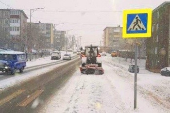 В краевом центре устраняют последствия снегопада