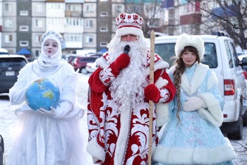 Встречаем Новый год первыми: в разных районах города открываются новогодние елки