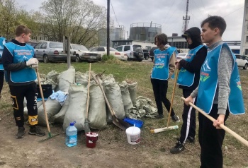 Трудовой лагерь для подростков от управляющей организации стал участником экоакции